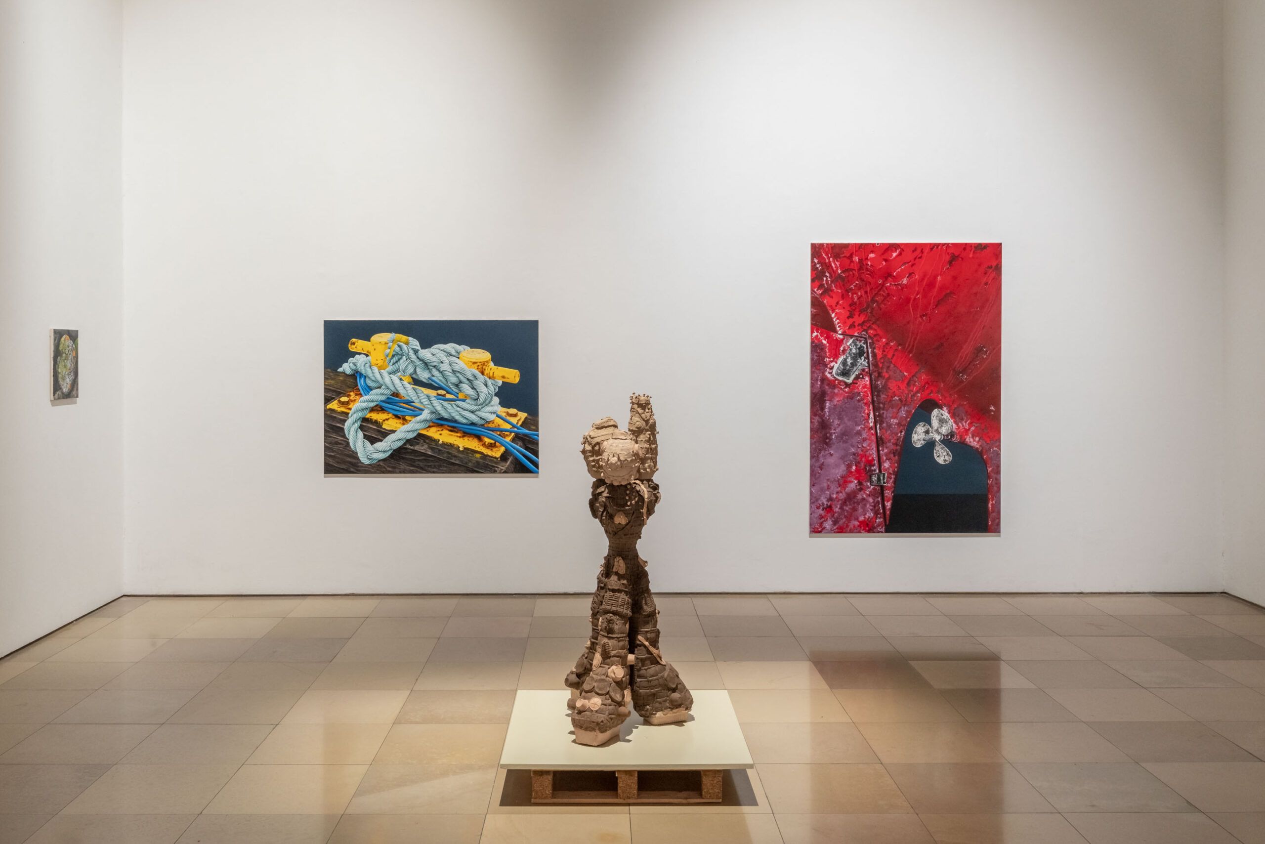 © h.: Lola Cuallado, © v.: Ayaka Terajima, Ausstellungsansicht TACKER 2024 / PRESELECTION, Foto Edward Beierle