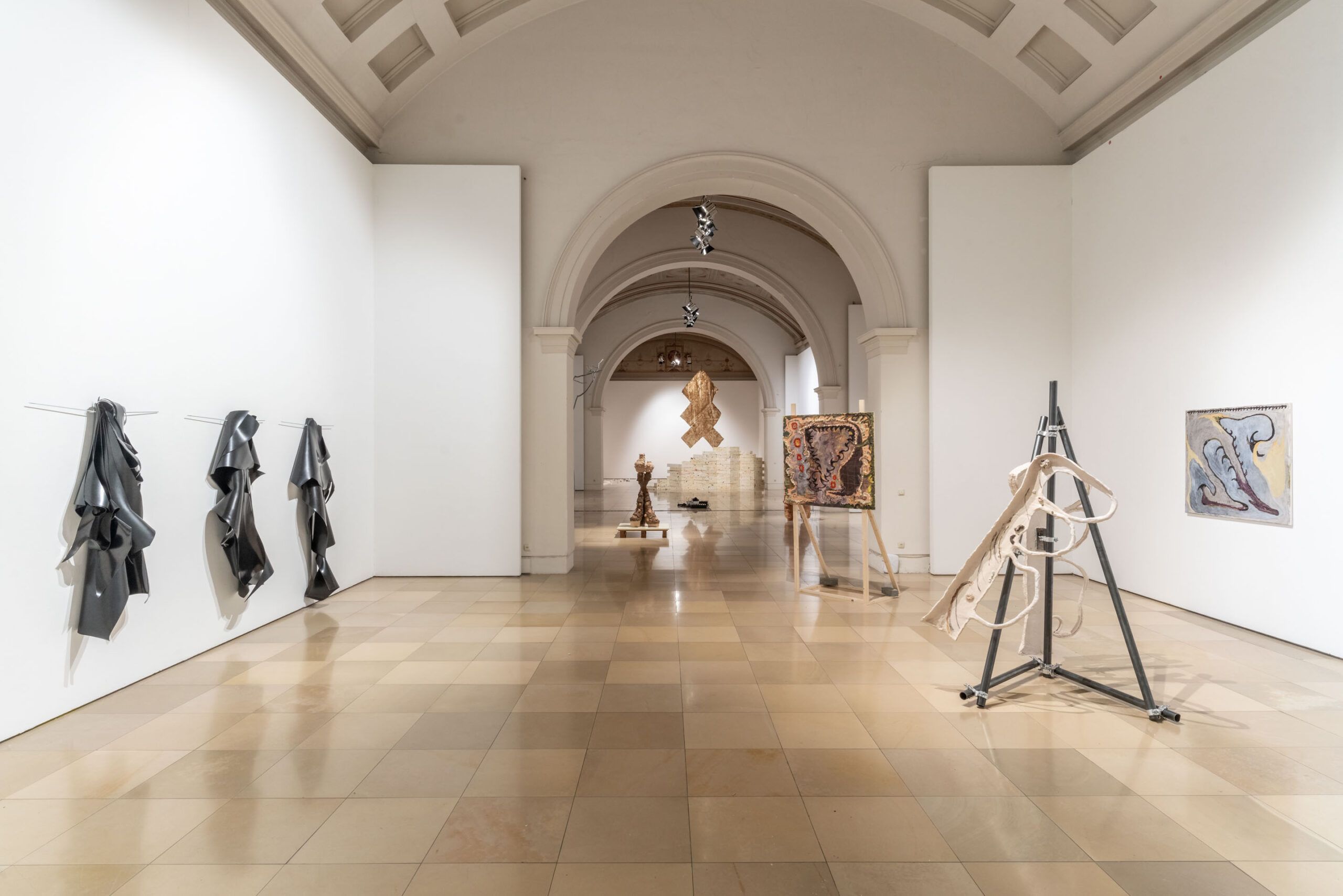 © l.: Marile Holzner, © r.: Frida Kato, Ausstellungsansicht TACKER 2024 / PRESELECTION, Foto Edward Beierle