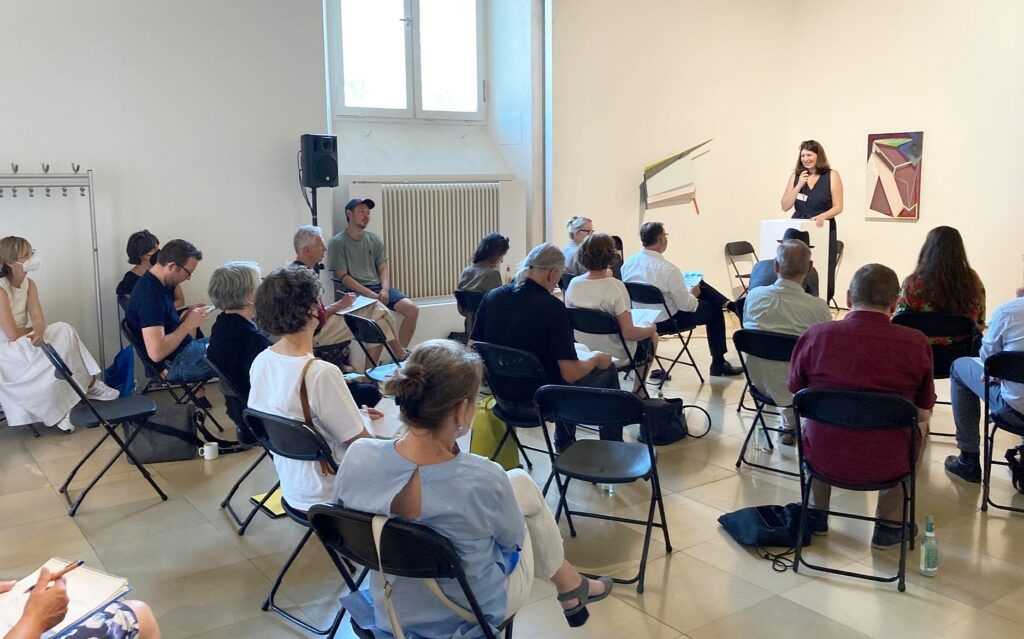 Anita Edenhofer spricht vor Publikum in der Galerie der Künstler*innen
