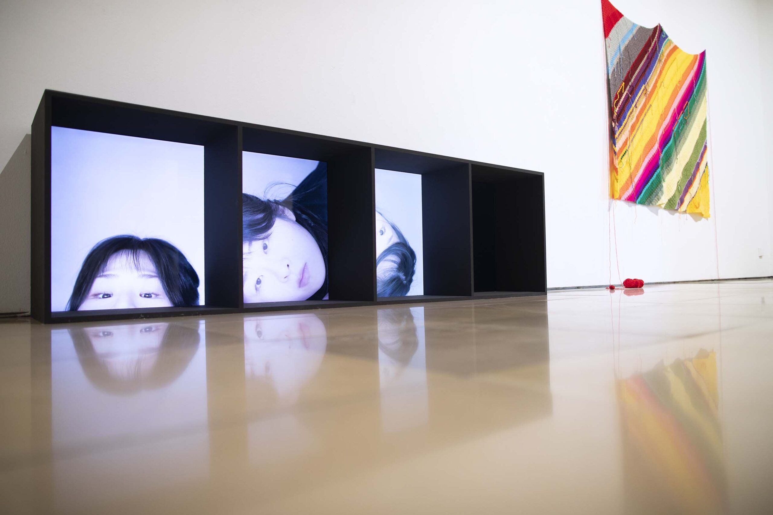 © l.: Geumok Oh, r.: Laura Weisbrodt, Ausstellungsansicht von 
