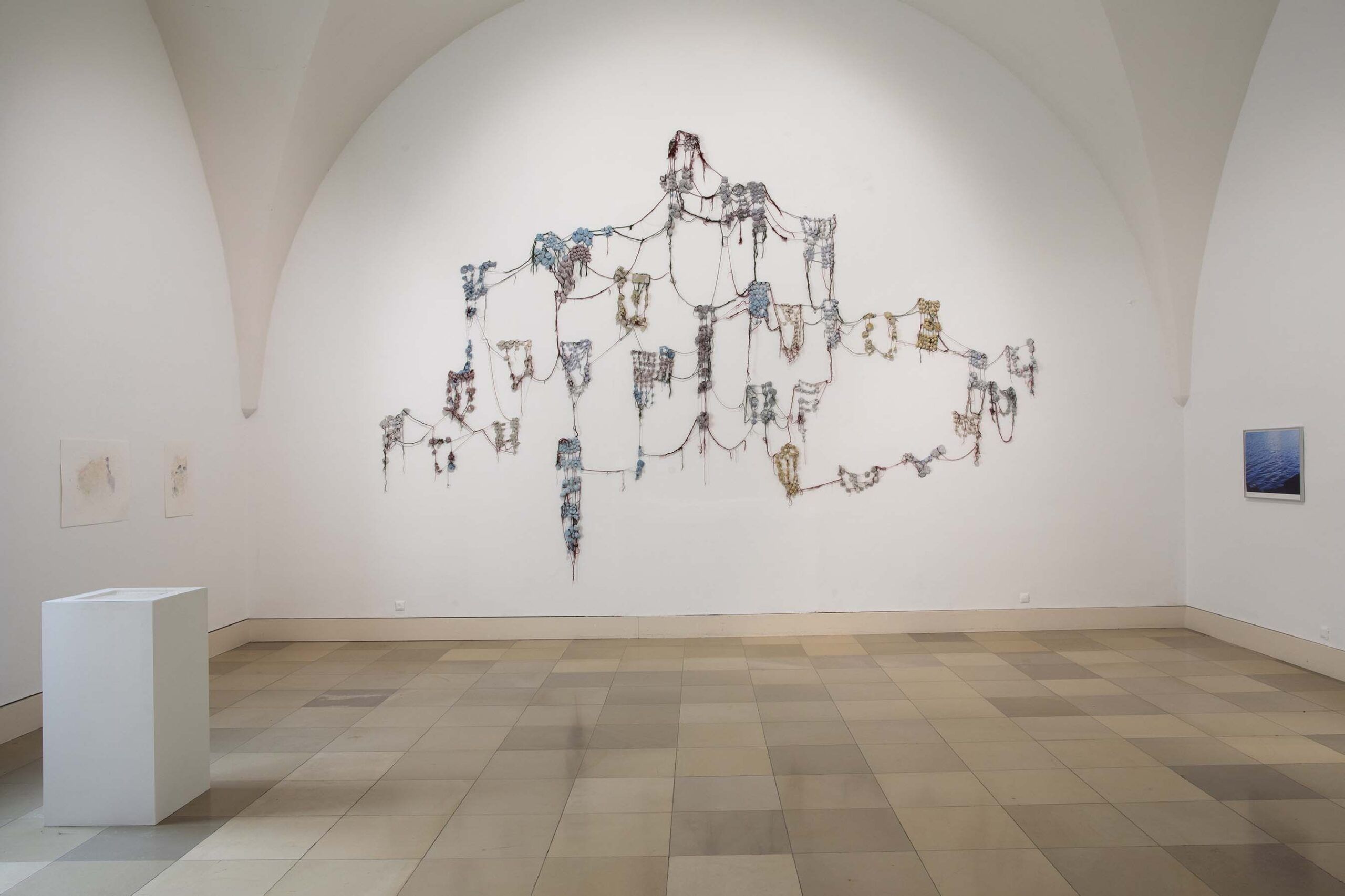 © m.: Shirel Golde, l.v.: Yujin Nam, l.h.: Ikue Ohta, r.: Hang Zhou, Ausstellungsansicht von 