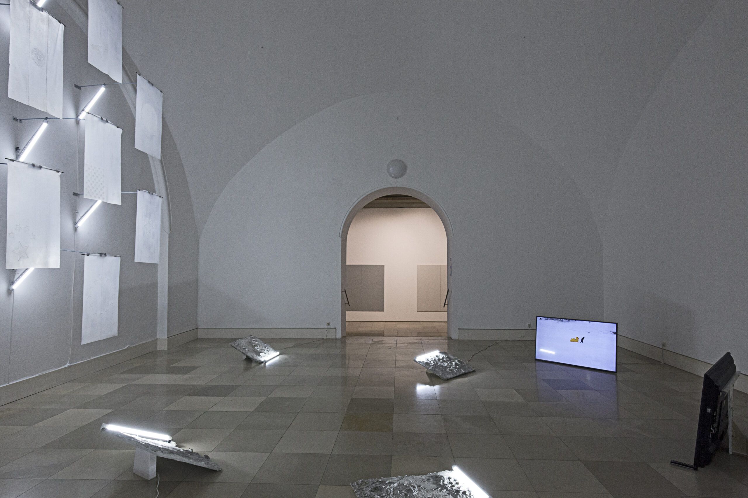 © Fabian Feichter, Ausstellungsansicht DIE ERSTEN JAHRE DER PROFESSIONALITÄT #40, 2021, Foto: Verena Hägler