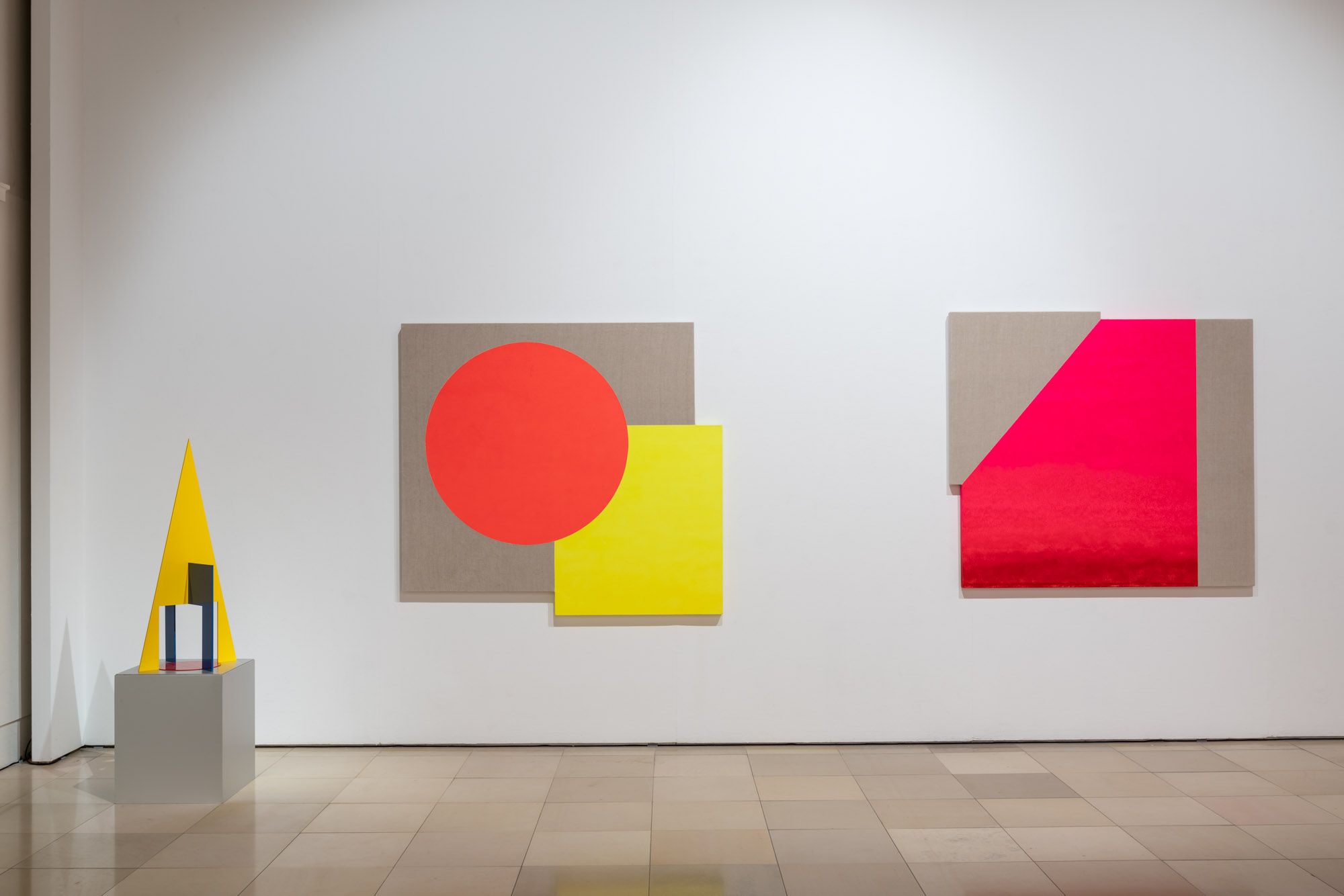 Ausstellungsansicht SHAPED COLORS, 2022, Foto: Edward Beierle