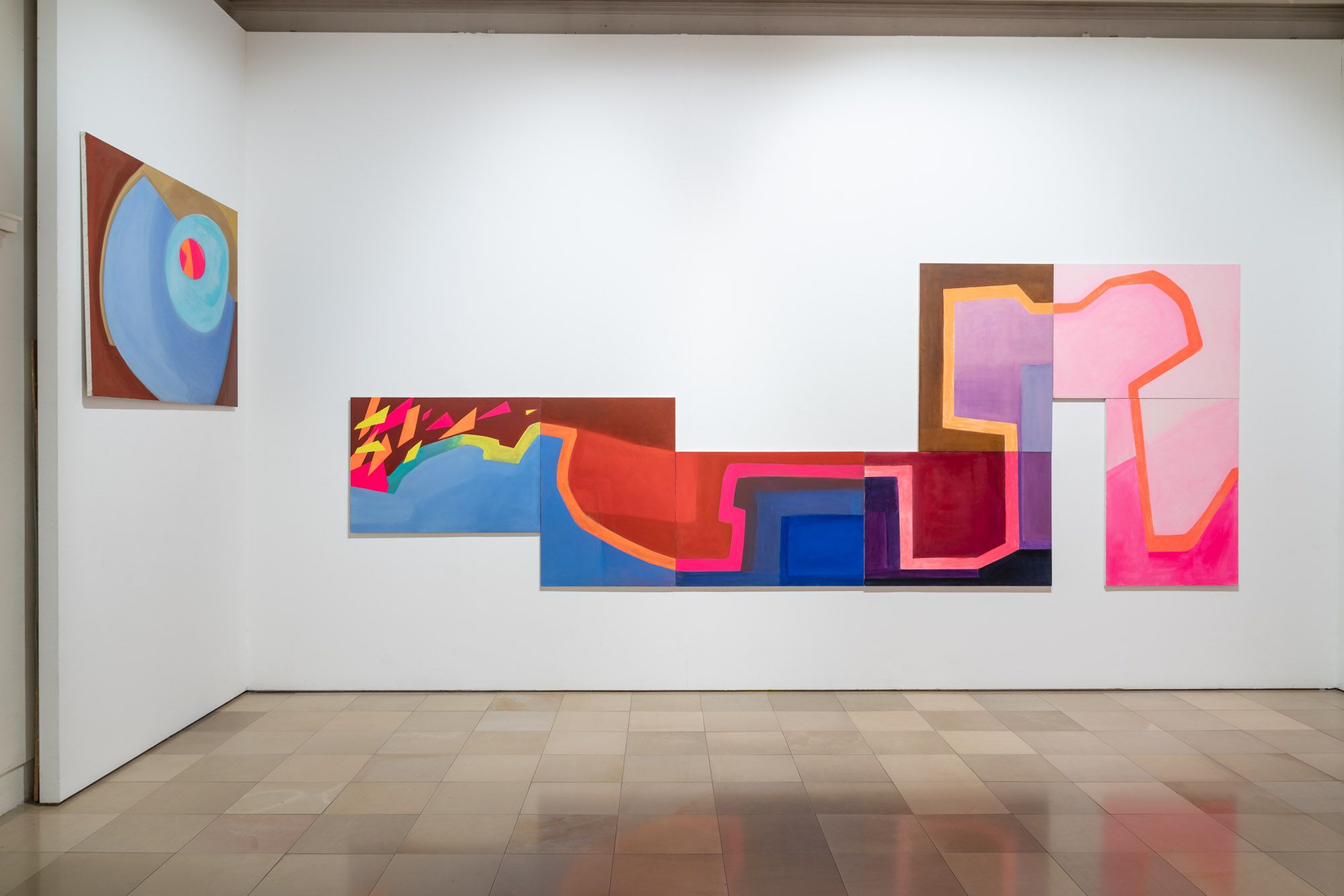 Ausstellungsansicht SHAPED COLORS, 2022, Foto: Edward Beierle