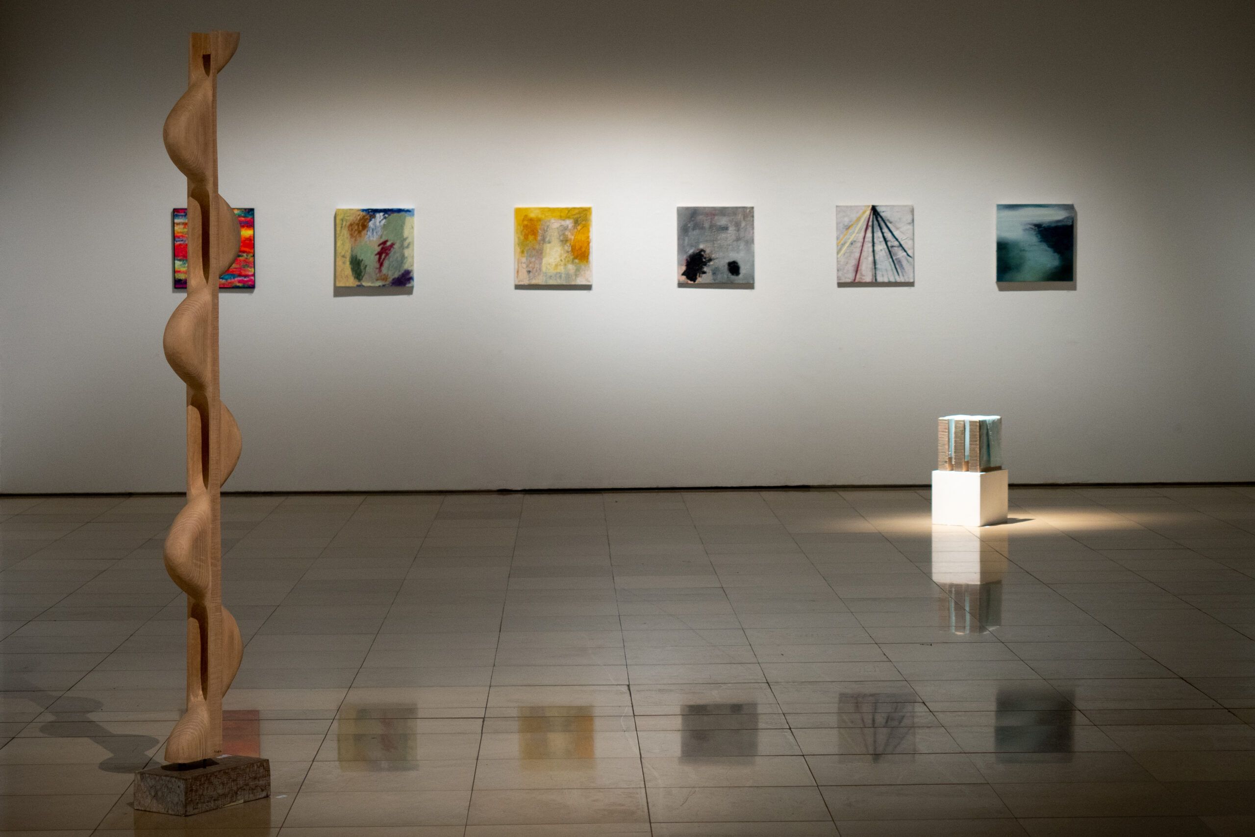 © Peter Rauscher, Ausstellungsansicht SHARING / BBK-MITGLIEDER STELLEN AUS 2021, Foto: Lion Bischof