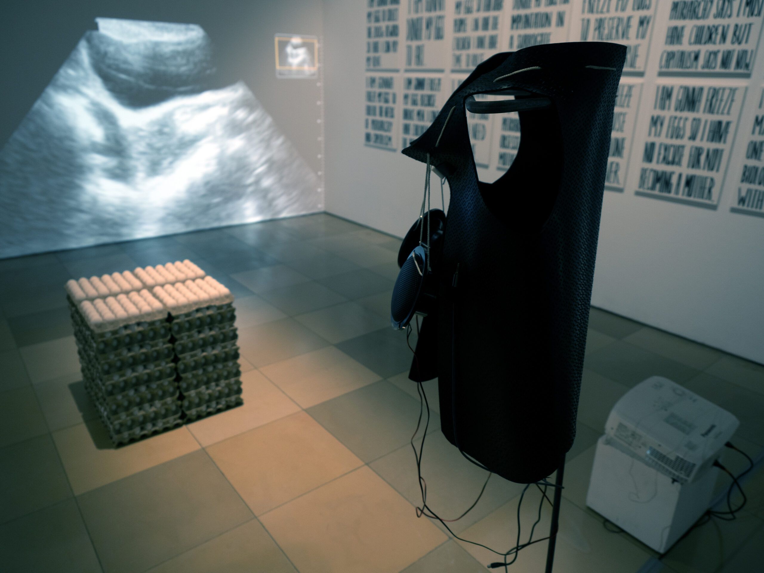 © Janna Jirkova, © Sandra Bejarano, Ausstellungsansicht TACKER 2021 / PRESELECTION, Foto: Leon Bischof