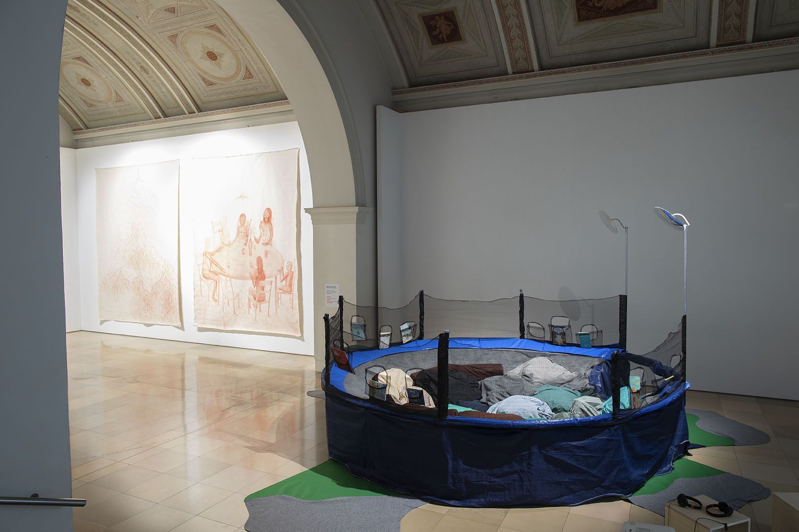 © v.r.: Stefan Wischnewski, h.l.: Jakob Gilg, Ausstellungsansicht von 