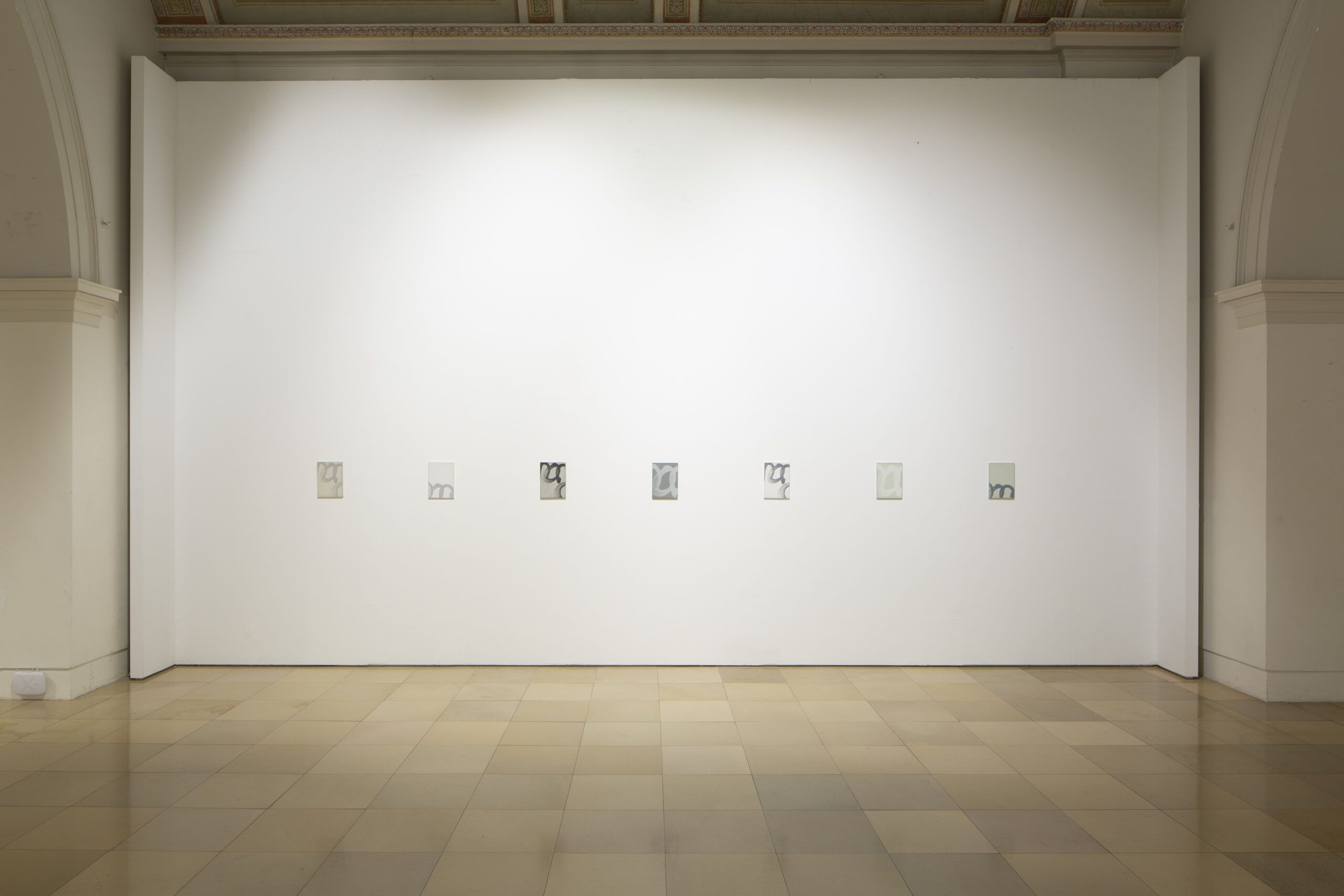© Xenia Fumbarev, Ausstellungsansicht DEBUTANT*INNEN 2024, Foto Constanza Melendez