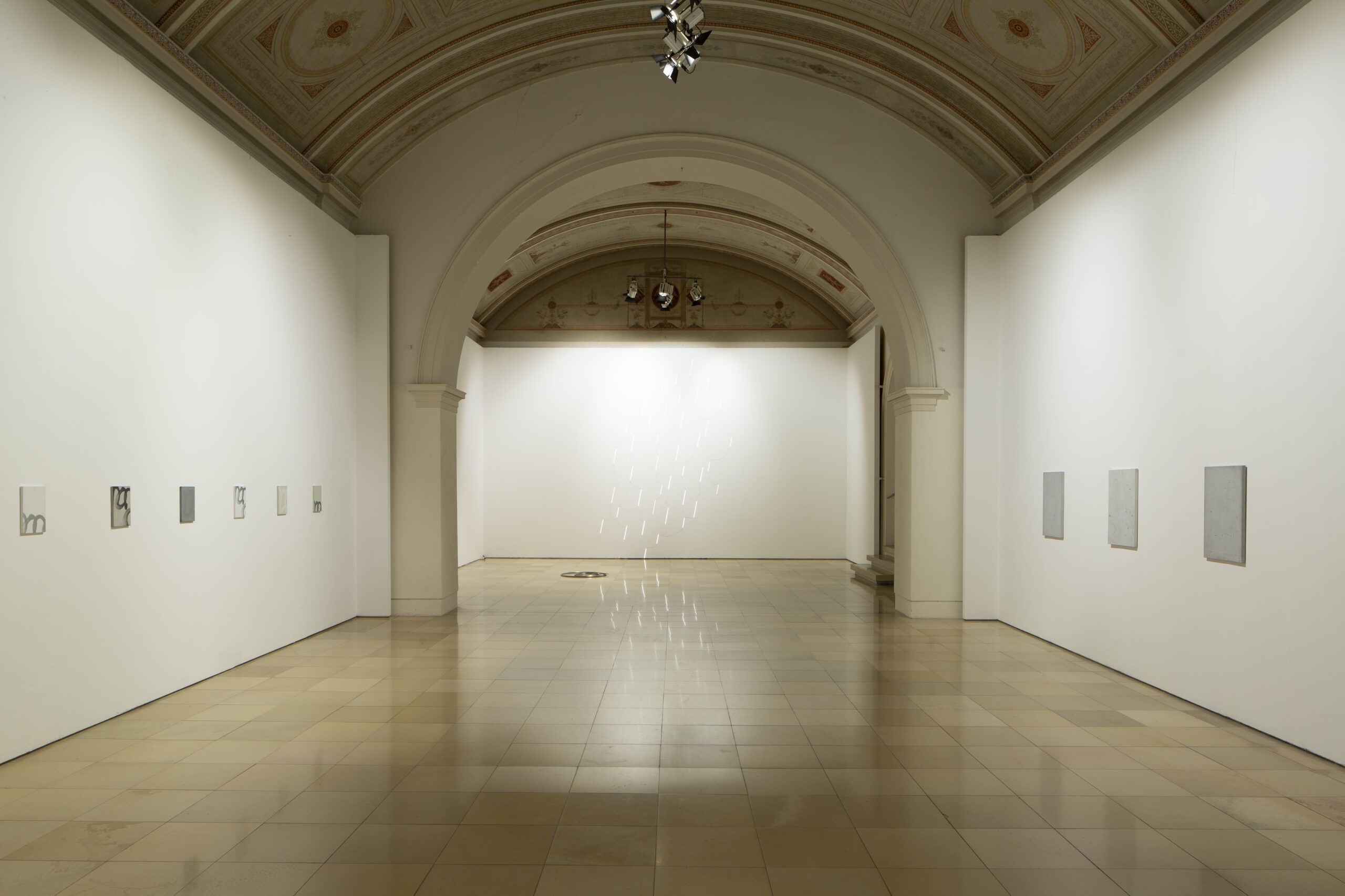 © Xenia Fumbarev, Ausstellungsansicht DEBUTANT*INNEN 2024, Foto Constanza Melendez
