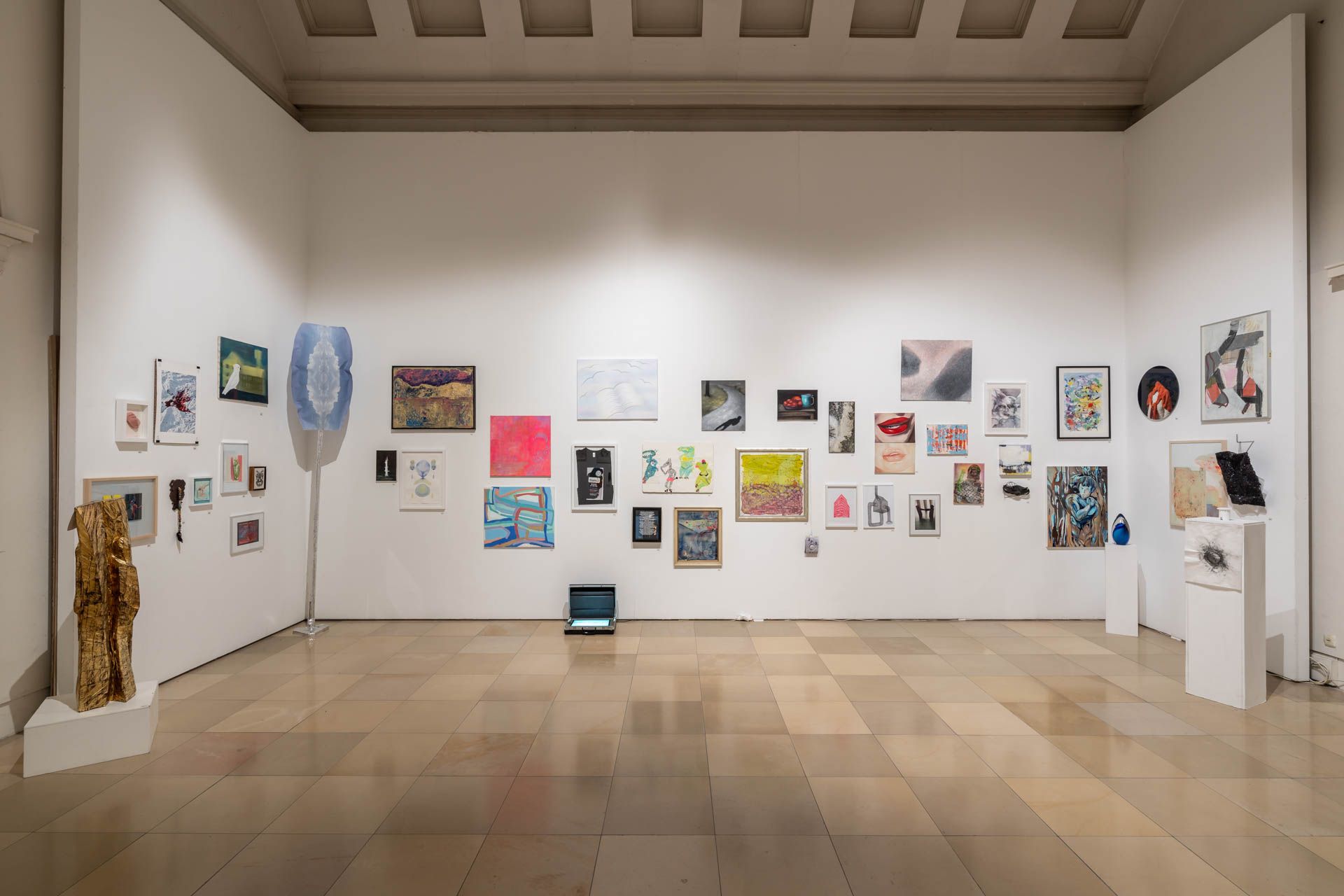 Ausstellungsansicht MITBRINGEN.MITNEHMEN - BBK-Mitglieder stellen aus 2024 Foto: Edward Beierle