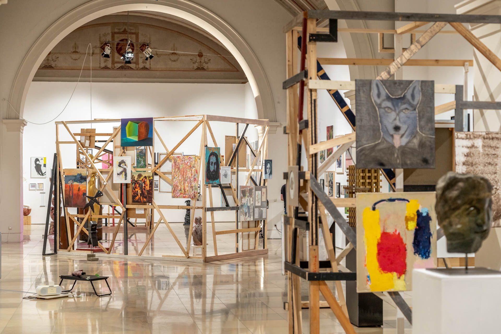 Ausstellungsansicht MITBRINGEN.MITNEHMEN - BBK-Mitglieder stellen aus 2024 Foto: Edward Beierle