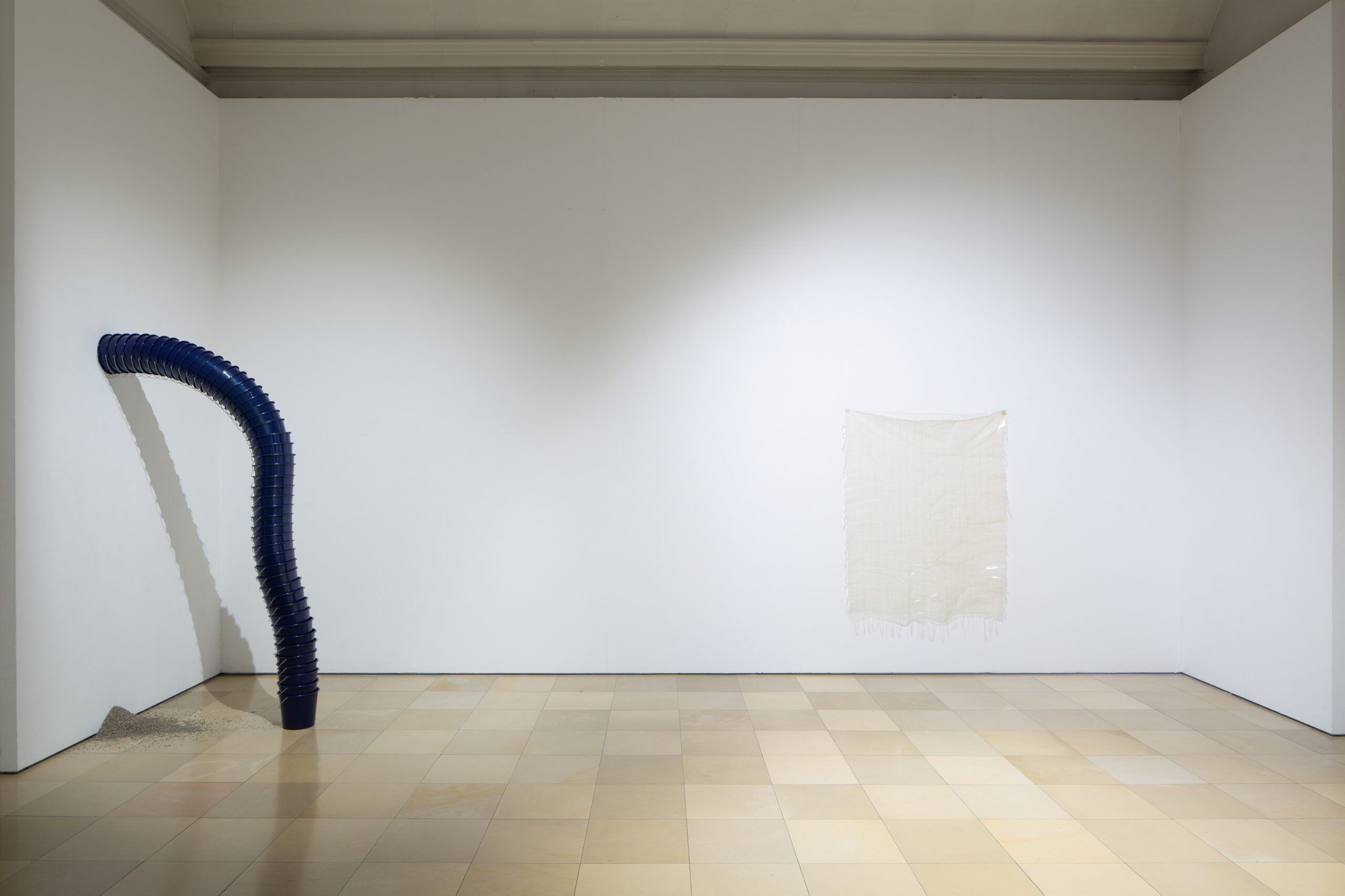 © l.: Fumie Ogura, r.: Anna von Hollander, Ausstellungsansicht STROMZÄHLER 13 - ANOTHER SPHERE, 2026, Foto: Constanza Meléndez