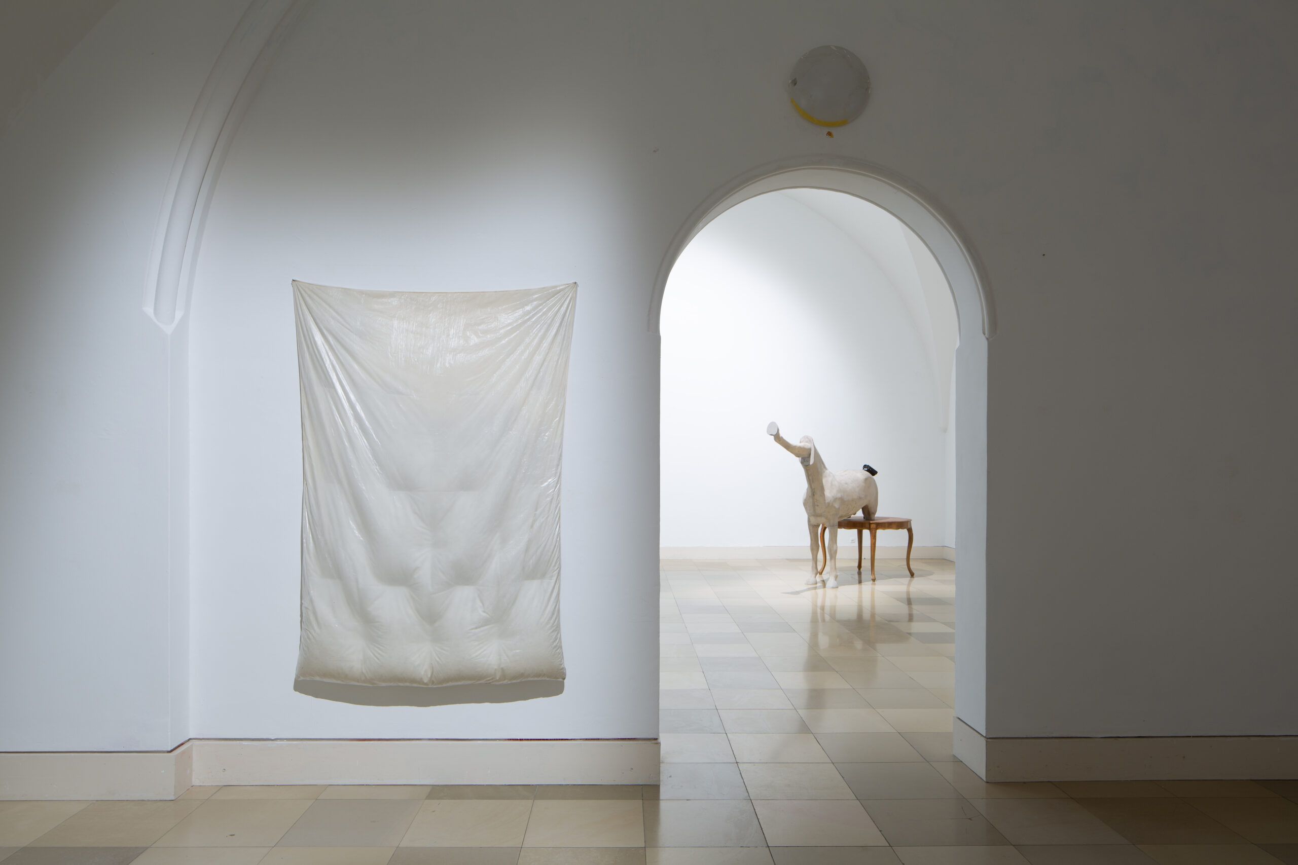 © v.: Anna von Hollander, h.: Klaus Auderer, Ausstellungsansicht STROMZÄHLER 13 - ANOTHER SPHERE, 2026, Foto: Constanza Meléndez