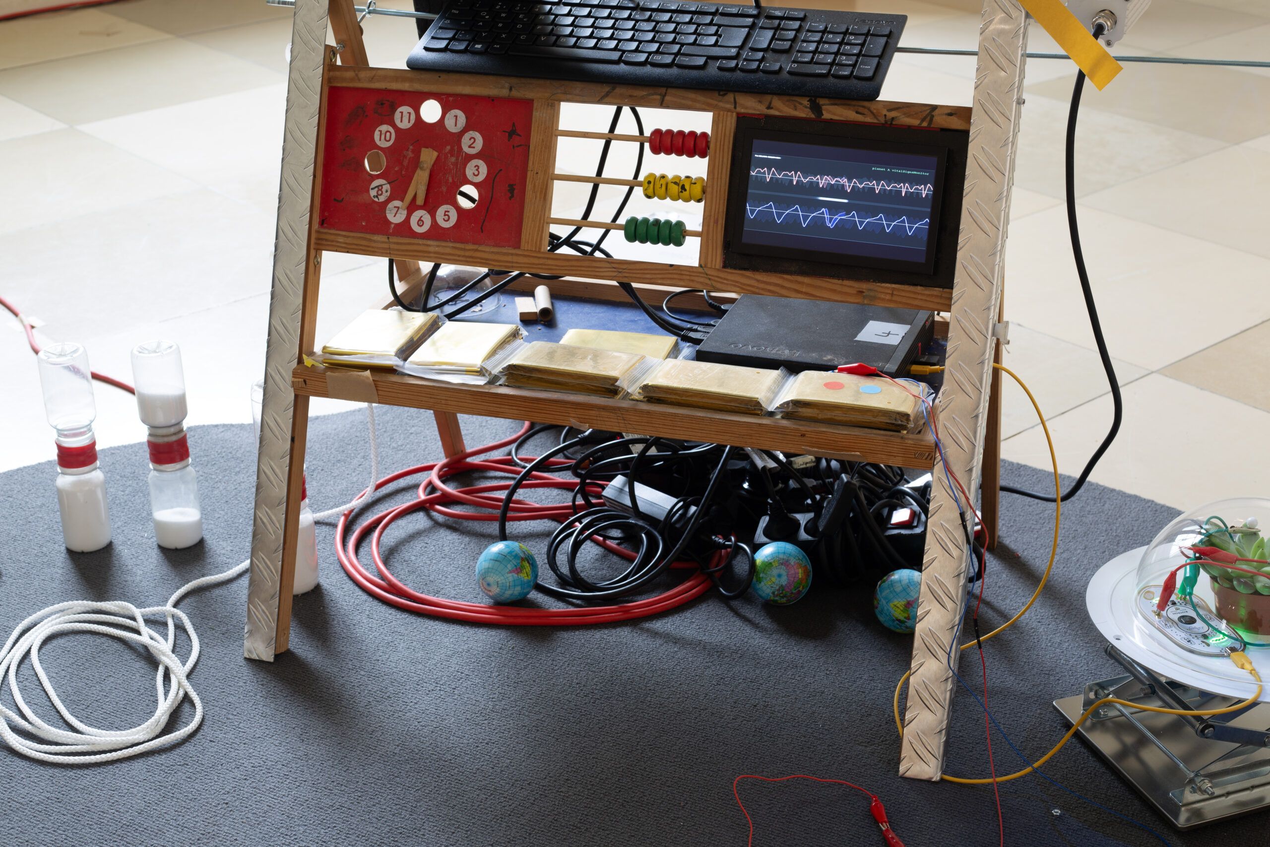 © Dirk Neumann, Ausstellungsansicht STROMZÄHLER 13 - ANOTHER SPHERE, 2026, Foto: Constanza Meléndez